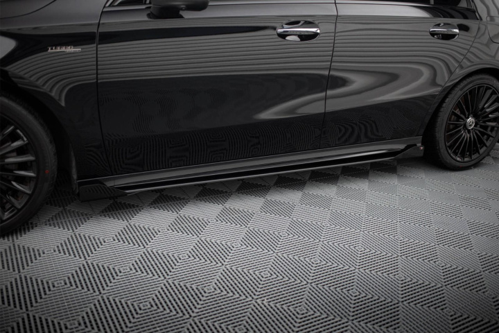 Mercedes-AMG A35 W177 Facelift 2023- Street Pro Sidoextensions + Flaps Svart/Röd + Blanka Flaps Maxton Design i gruppen Välj bilmodell / Mercedes Benz / A-Klass 18+ (W177) hos DDESIGN Scandinavia AB (MEA177F35CNC-SD1BRB-SF1G)