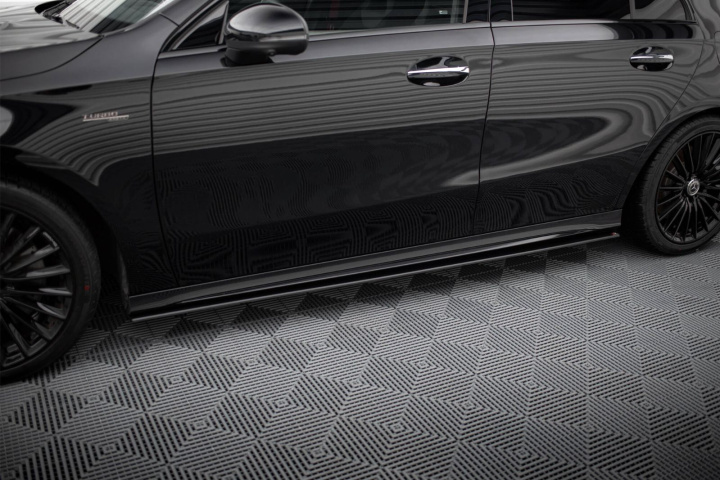 Mercedes-AMG A35 W177 Facelift 2023- Street Pro Sidoextensions Svart/Röd Maxton Design i gruppen Välj bilmodell / Mercedes Benz / A-Klass 18+ (W177) hos DDESIGN Scandinavia AB (MEA177F35CNC-SD1BRB)