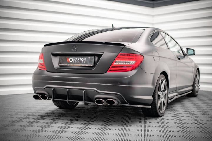 Mercedes-Benz C Coupe AMG-Line C204 2007-2014 Street Pro Bakre Diffuser Svart/Röd Maxton Design i gruppen Välj bilmodell / Mercedes Benz / C-Class 07-15 (W204) / Styling hos DDESIGN Scandinavia AB (MEC204FAMGLINECCNCRS1BBRB)
