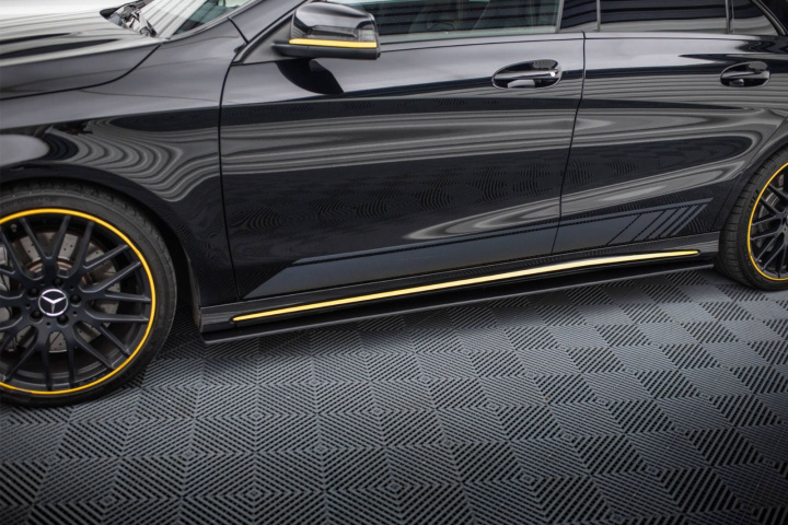 Mercedes-AMG CLA 45 C117 Facelift 2017-2019 Street Pro Sidoextensions Svart/Röd Maxton Design i gruppen Välj bilmodell / Mercedes Benz / CLA-Class 13-19 (C117) / Styling hos DDESIGN Scandinavia AB (MECLA117AMGAEROCNC-SD1BRB)