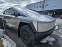 Tesla Cybertruck 2024-2026 Stänklappar UR Svarta Med Vit Logotyp Rally Armor
