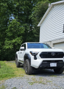 Toyota Tacoma Gen 4 2024-2026 Stänklappar UR Svarta Med Vit Logotyp Rally Armor