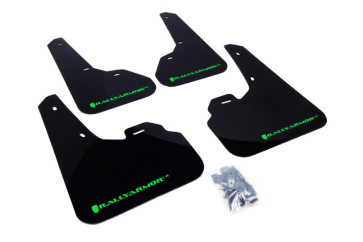 Mazda3/Speed3 (Halvkombi/Sedan) 2010-2013 Stänklappar UR Svarta Med Grön Logotyp Rally Armor i gruppen Välj bilmodell hos DDESIGN Scandinavia AB (MF17-UR-BLK-GRN)