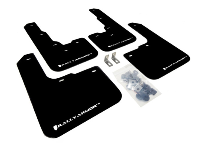 Dodge Dart 2013-2016 Stänklappar UR Svarta Med Vit Logotyp Rally Armor i gruppen Välj bilmodell hos DDESIGN Scandinavia AB (MF39-UR-BLK-WH)