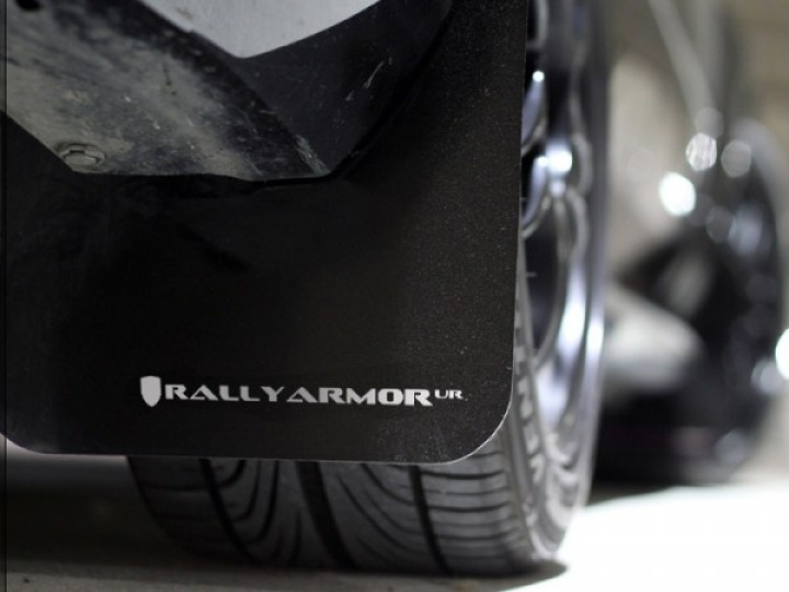 MF6-UR-BLKWH 08-11 2.5i & 08-10 WRX Stänkskydd Vit Logo Rally Armor
