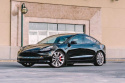 Tesla Model 3 17+ Svarta Stänkskydd Mörkgrå Logo Rally Armor