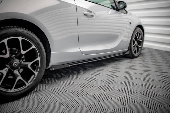Opel Astra GTC OPC-Line J 2009-2020 Street Pro Sidoextensions + Flaps Svart/Röd + Blanka Flaps Maxton Design i gruppen Välj bilmodell / Opel / Astra J 09-15 / Styling hos DDESIGN Scandinavia AB (OPASJGTCOPCLINECNCSD1BRBS)