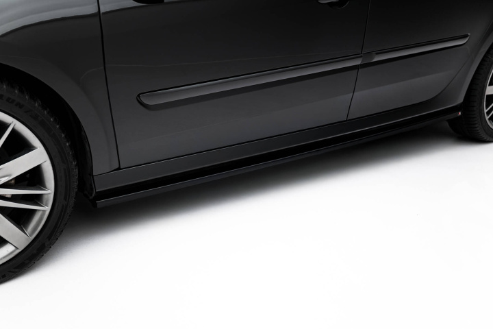 Renault Laguna Hatchback GT Mk3 2007-2015 Sidoextensions Maxton Design i gruppen Välj bilmodell / Renault / Laguna hos DDESIGN Scandinavia AB (RE-LA-3-GT-SD1G)