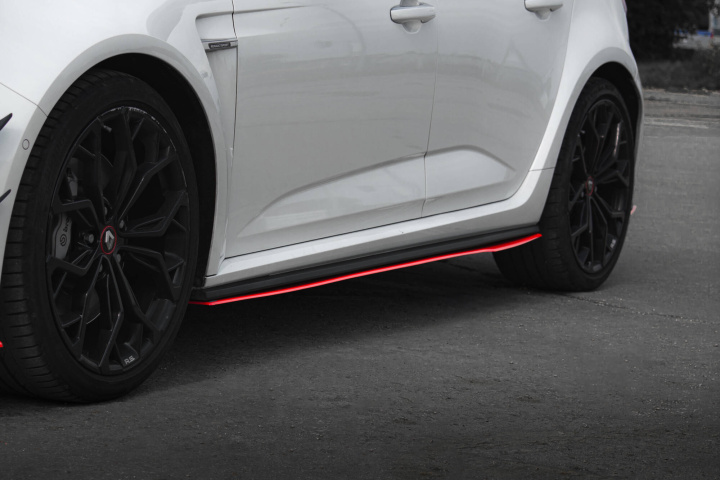 Renault Megane IV RS 2018+ Sidoextensions V.2 Maxton Design i gruppen Välj bilmodell / Renault / Megane 16+ hos DDESIGN Scandinavia AB (RE-ME-4-RS-SD1RED)