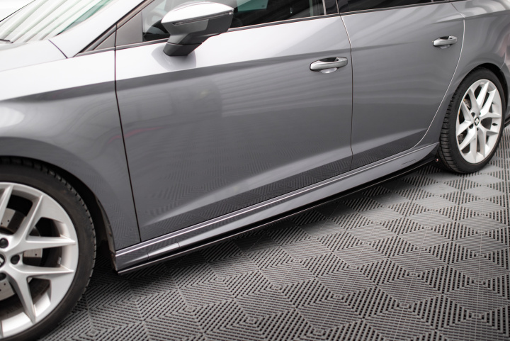 Seat Leon Cupra / FR / Standard Mk3 / Mk3 Facelift 2016-2020 Sidoextensions V.5 Maxton Design i gruppen Välj bilmodell hos DDESIGN Scandinavia AB (SE-LE-3-AERO-SD1G)