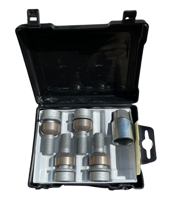 Låsbultsats för Porsche Sfärisk M14x1.50x29 Längd 29mm För originalfälgar med aluminiumkona Silver version i gruppen Välj bilmodell hos DDESIGN Scandinavia AB (SIC-VN529RAR)