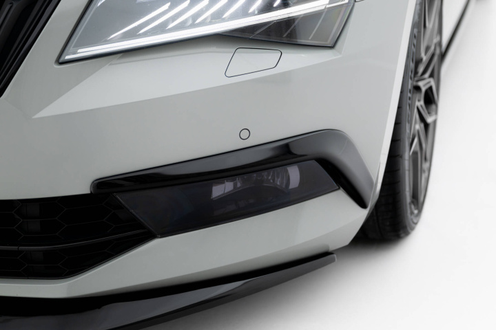 Skoda Superb MK3 2015-2019 Ramar runt Lyktor Maxton Design i gruppen Välj bilmodell / Skoda / Superb III 15+ / Styling hos DDESIGN Scandinavia AB (SK-SU-3-FV1G)