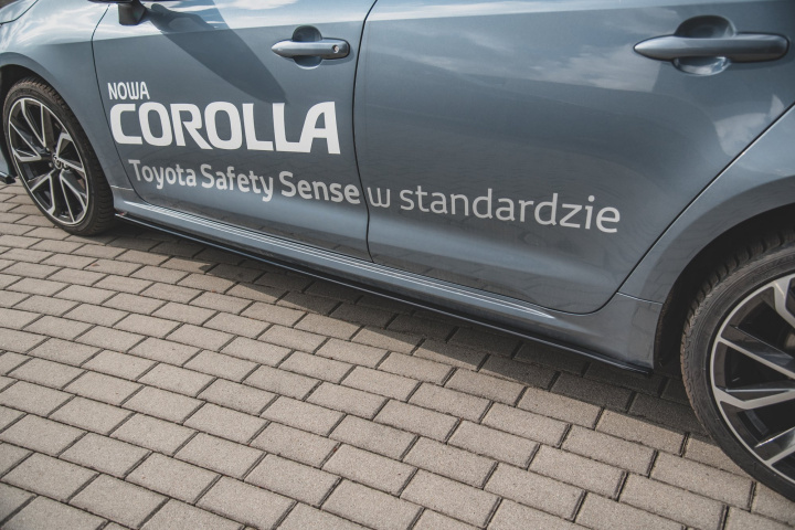 Toyota Corolla XII Sedan 2019+ Sidokjolar / Sidoextensions Maxton Design i gruppen Välj bilmodell / Toyota / Corolla (E210) 2018+ hos DDESIGN Scandinavia AB (TO-CO-12-S-SD1G)