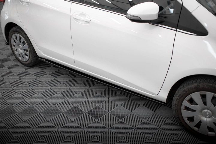 Toyota Yaris Mk3 Facelift 2014-2017 Sidoextensions V.1 Maxton Design i gruppen Välj bilmodell / Toyota / Yaris / Styling hos DDESIGN Scandinavia AB (TO-YA-3F2-SD1G)