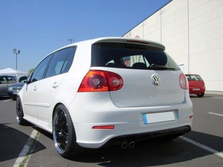 VW GOLF V R32 2003-2009 Bakre Diffuser (Med urtag för utblås - GTI-Look) Maxton Design i gruppen Välj bilmodell / VW / Golf 5 03-09 / Styling hos DDESIGN Scandinavia AB (VW-GO-5-R32-R1A)