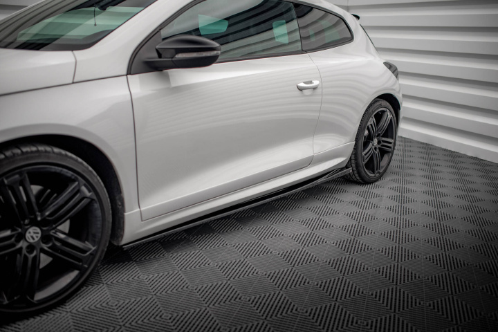 Volkswagen Scirocco R Mk3 2008-2014 Sidokjolar / Sidoextensions V.2 Maxton Design i gruppen Välj bilmodell / VW / Scirocco 08-17 / Styling hos DDESIGN Scandinavia AB (VW-SC-3-R-SD2G)
