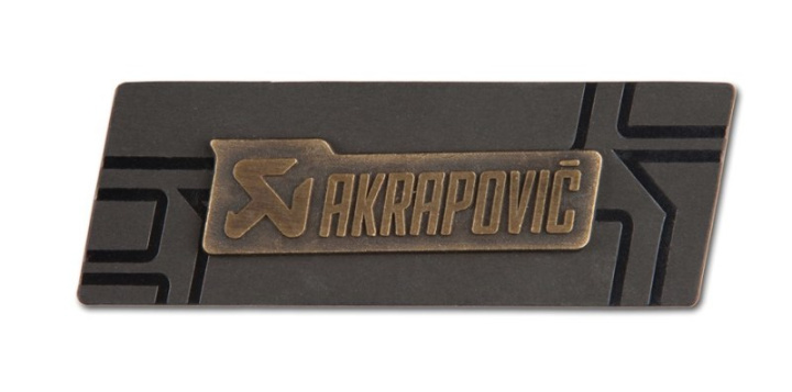 Akrapovic Brass sign badge i gruppen Välj bilmodell hos DDESIGN Scandinavia AB (akr800911)