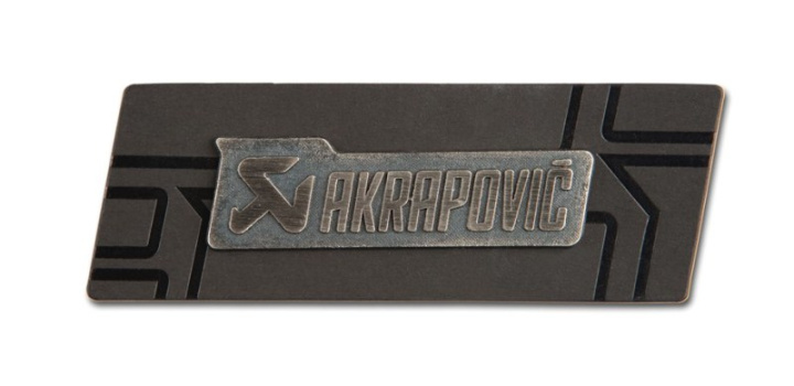 Akrapovic Silver sign badge i gruppen Välj bilmodell hos DDESIGN Scandinavia AB (akr800912)