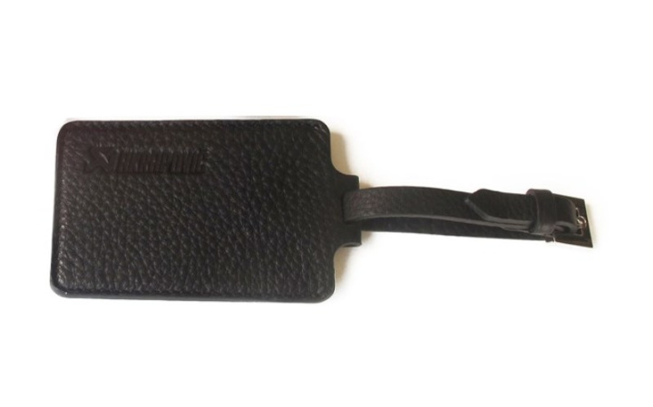 Akrapovic Travel Luggage Tag - Svart i gruppen Välj bilmodell hos DDESIGN Scandinavia AB (akr800950)