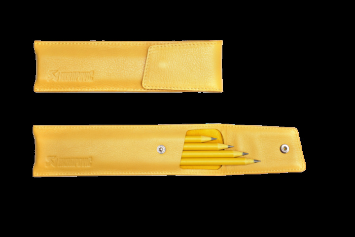 Akrapovic Läder Pencil Case - Gul i gruppen Välj bilmodell hos DDESIGN Scandinavia AB (akr801724)