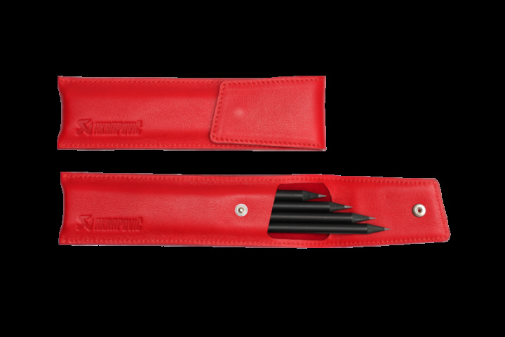 Akrapovic Läder Pencil Case - Röd i gruppen Välj bilmodell hos DDESIGN Scandinavia AB (akr801725)
