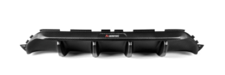 Akrapovic 18+ BMW M5 (F90) Bakre Kolfiber Diffuser - Matt Med Röd Akrapovic Logo i gruppen Välj bilmodell hos DDESIGN Scandinavia AB (akrDI-BM-CA-5-M-RS)