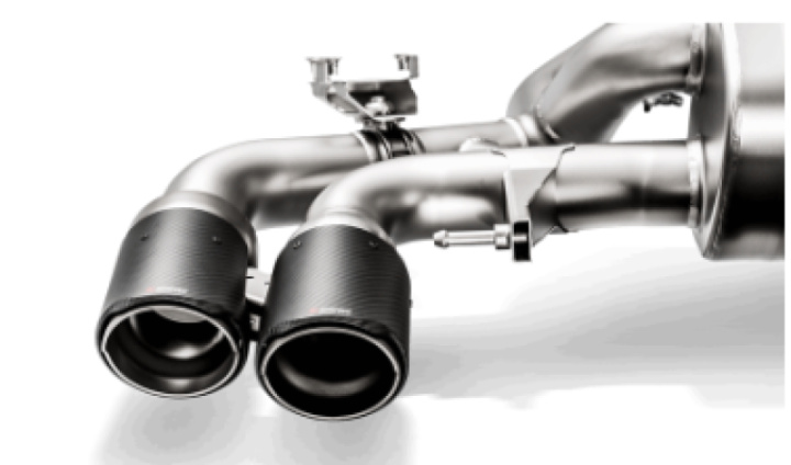 Akrapovic 18+ BMW M5 (F90) Evolution Ändrörssats (Kolfiber) Med Red/White Akrapovic Logo i gruppen Välj bilmodell hos DDESIGN Scandinavia AB (akrTP-CT-47-RS)