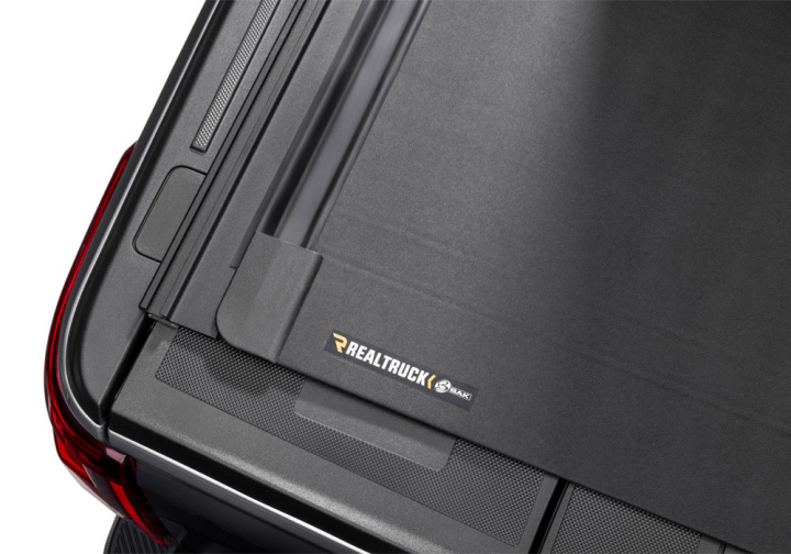 2016-2023 Toyota Tacoma 5\' w/ Deck Rail System - Revolver X4ts Flaklock BAK Industries i gruppen Välj bilmodell / Toyota hos DDESIGN Scandinavia AB (bak80426RK)