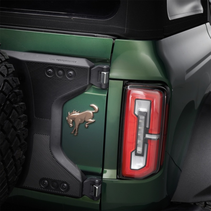 2021-25 Bronco Bakre Emblem Overlay - Brons Ford Racing i gruppen Välj bilmodell / Ford hos DDESIGN Scandinavia AB (frpM-1447-BEBR)