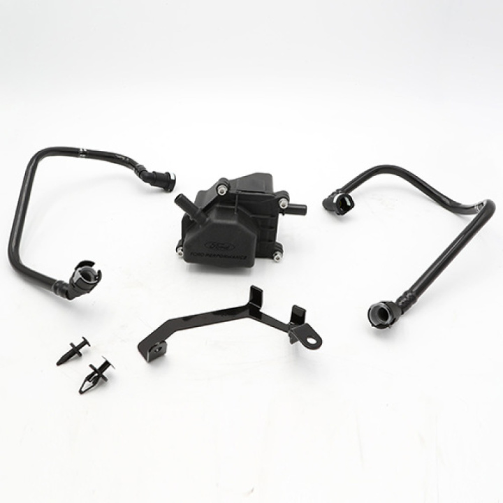 Mustang 2.3L Eco Boost Olja-Luft Separator Vänster Ford Racing i gruppen Välj bilmodell / Ford hos DDESIGN Scandinavia AB (frpM-6766-A23)