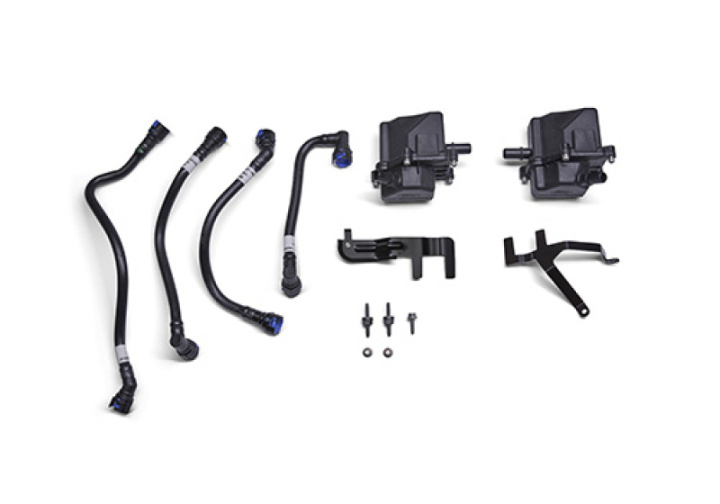 2024-2025 Mustang 5.0L AOS Catchtank SC Ford Racing i gruppen Välj bilmodell / Ford hos DDESIGN Scandinavia AB (frpM-6766-A50DSC)